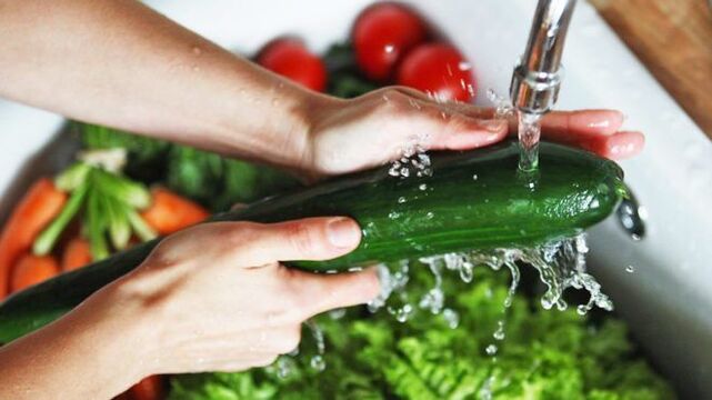 lavar las verduras para prevenir la infección por parásitos protozoarios